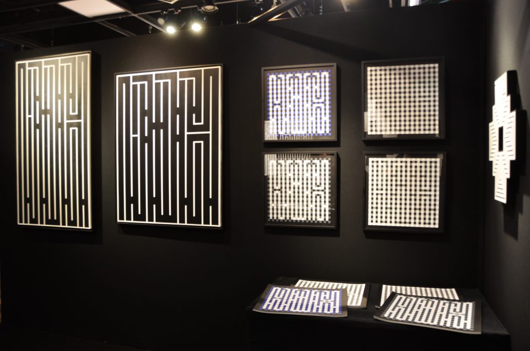 Accrochage de l'exposition District 13 Art Fair par l'artiste L'Atlas, H.D Galerie, 45 Rue Vivienne, Paris 2, Janvier 2024