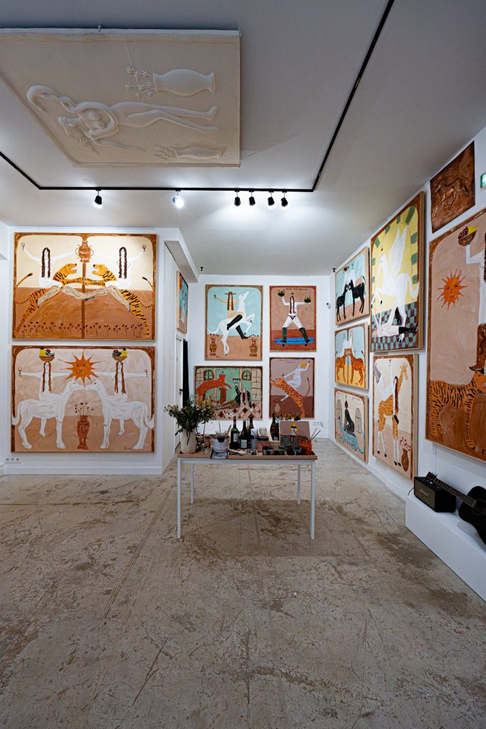Accrochage de l'Exposition Soleil d'hiver de l'artiste Riz Riz Rizz, H.D Galerie, 45 Rue Vivienne, Paris 2