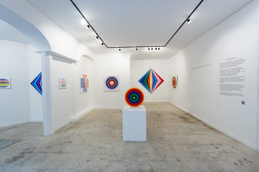 Accrochage de l'exposition "Souviens-toi du futur" par l'artiste Nicolas Panayotou, H.D Galerie, 45 Rue Vivienne, Paris 2, Octobre 2025
