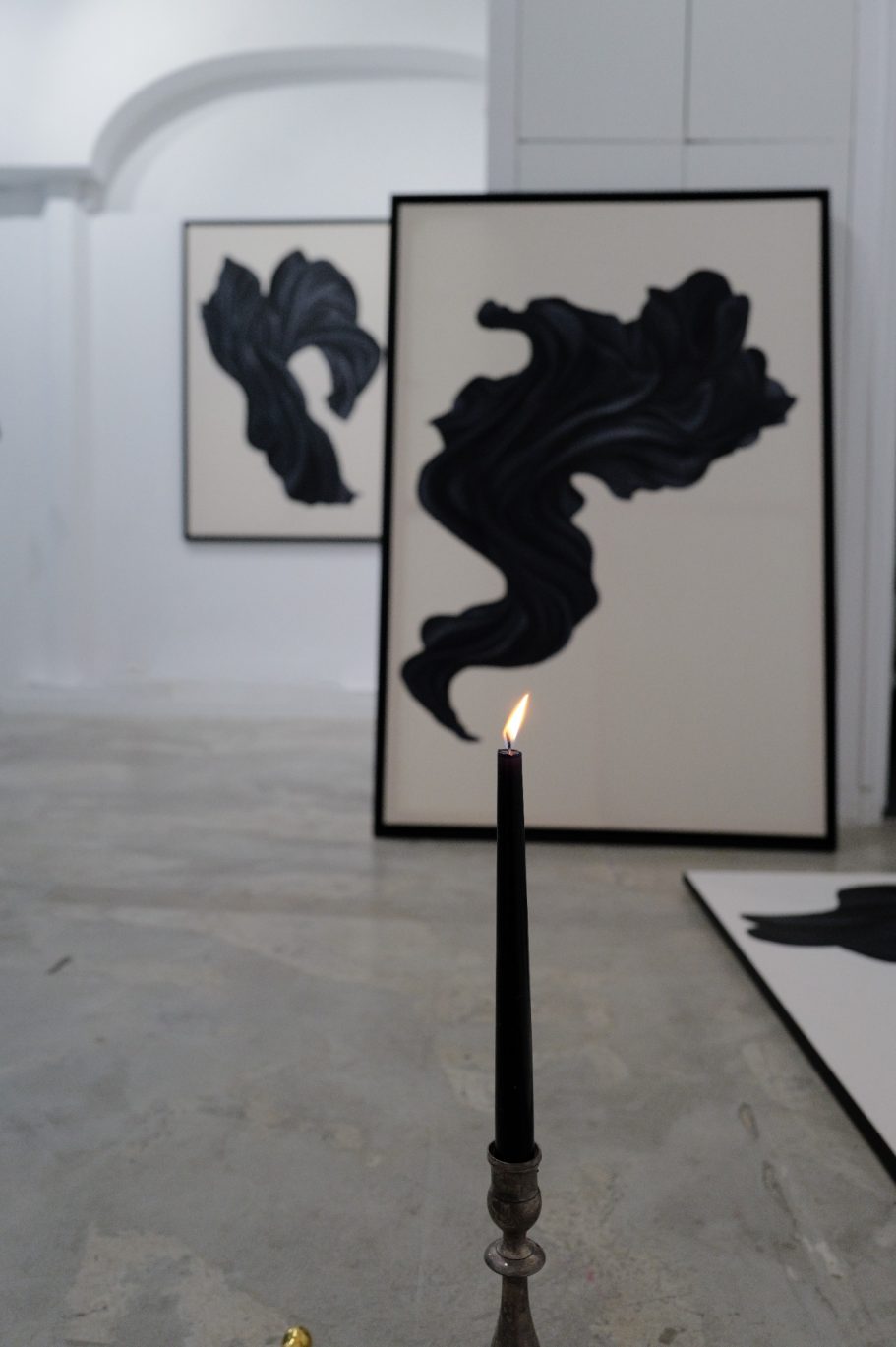 Ophelia Jacarini — Accrochage En mouvement Accrochage de l’exposition En mouvement d’Ophelia Jacarini chez H.D Galerie à Paris