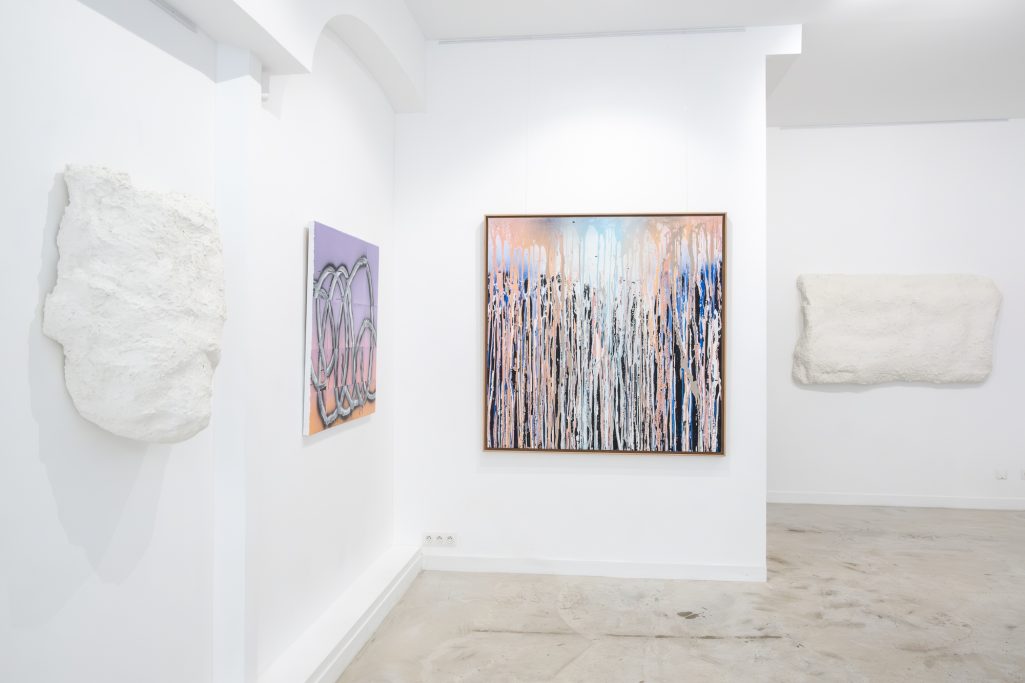 Accrochage de l'exposition "Au-delà du réel" par l'artiste TANC, H.D Galerie, 45 Rue Vivienne, Paris 2, Juin-Juillet 2024 Accrochage de l'exposition "Au-delà du réel" par l'artiste TANC, H.D Galerie, 45 Rue Vivienne, Paris 2, Juin-Juillet 2024