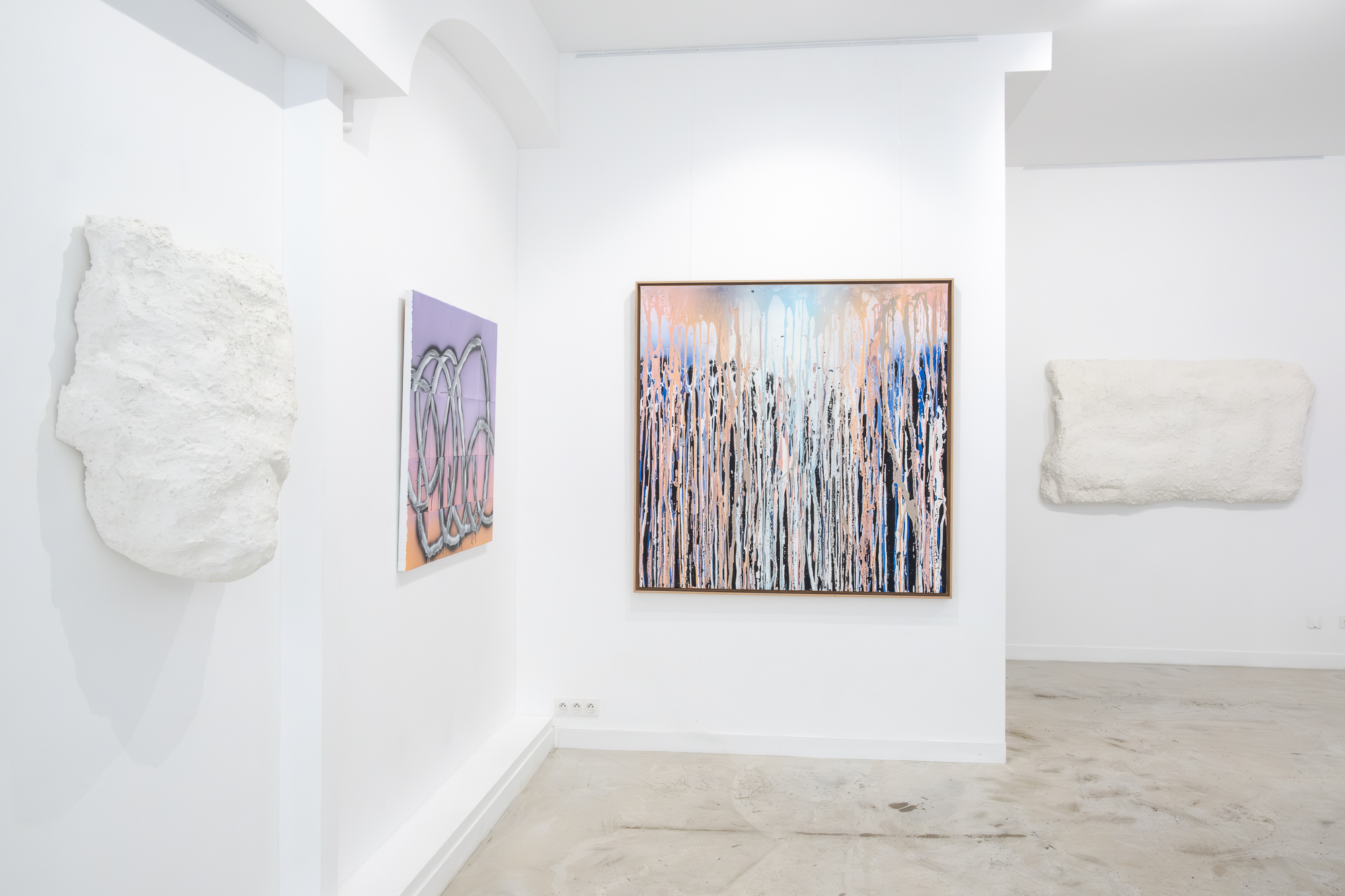 Accrochage de l'exposition "Au-delà du réel" par l'artiste TANC, H.D Galerie, 45 Rue Vivienne, Paris 2, Juin-Juillet 2024
