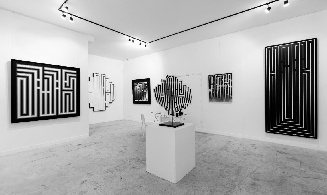 Accrochage de l'exposition " Révélations " par l'artiste L'Atlas, H.D Galerie, 45 Rue Vivienne, Paris 2, Mars - Avril 2025