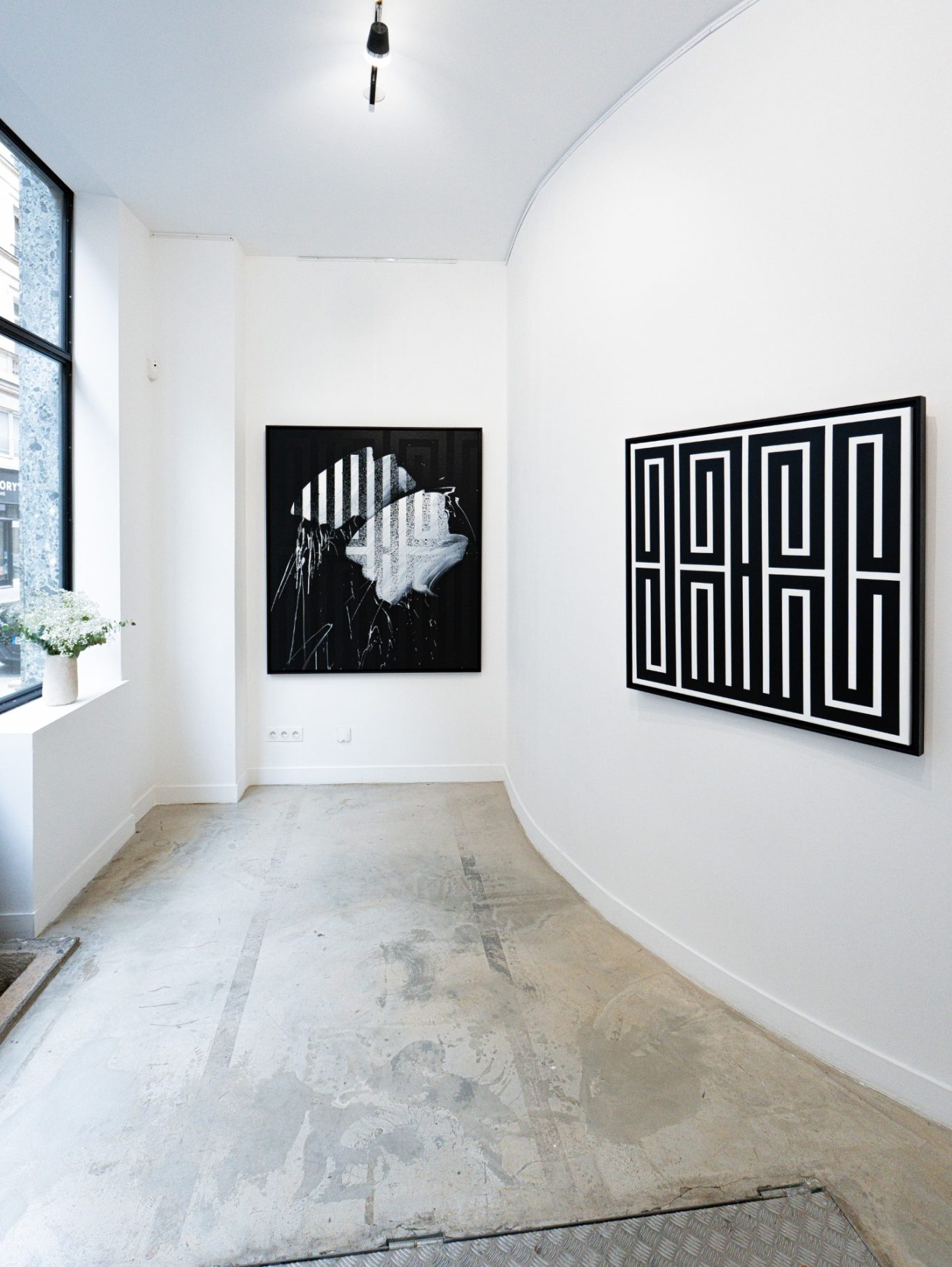 Accrochage de l'exposition "Gravity" par l'artiste L'Atlas, H.D Galerie, 45 Rue Vivienne, Paris 2, Mars 2026 Accrochage de l'exposition "Gravity" par l'artiste L'Atlas, H.D Galerie, 45 Rue Vivienne, Paris 2, Mars 2026