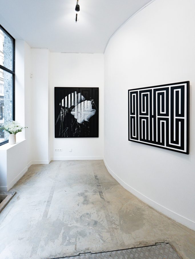 Accrochage de l'exposition "Gravity" par l'artiste L'Atlas, H.D Galerie, 45 Rue Vivienne, Paris 2, Mars 2026