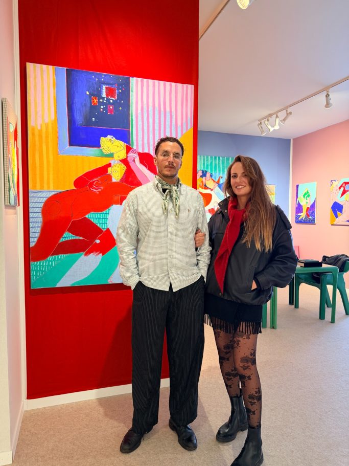Amélie Challeat et Hamza Djelassi lors du vernissage de Xavier de Vilmorin à la Moderne Art Fair 2026, sur le stand de H.D Galerie à Paris.
