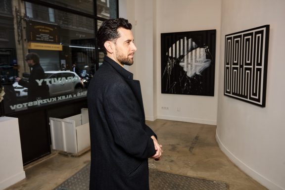 Vernissage de Gravity Sans Titre Art - Gianni et LÏa lors du vernissage de Gravity