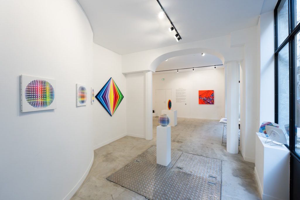 Accrochage de l'exposition "Souviens-toi du futur" par l'artiste Nicolas Panayotou, H.D Galerie, 45 Rue Vivienne, Paris 2, Octobre 2025