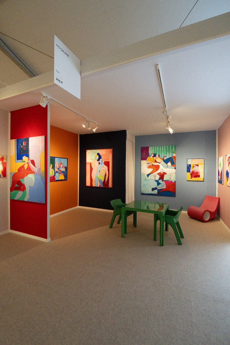 Vue du stand de Xavier de Vilmorin à la Moderne Art Fair 2026 à Paris, avec plusieurs peintures figuratives exposées par H.D Galerie.