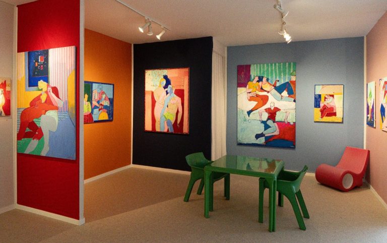 Vue du stand de Xavier de Vilmorin à la Moderne Art Fair 2026 à Paris, présentant ses peintures contemporaines dans une scénographie colorée