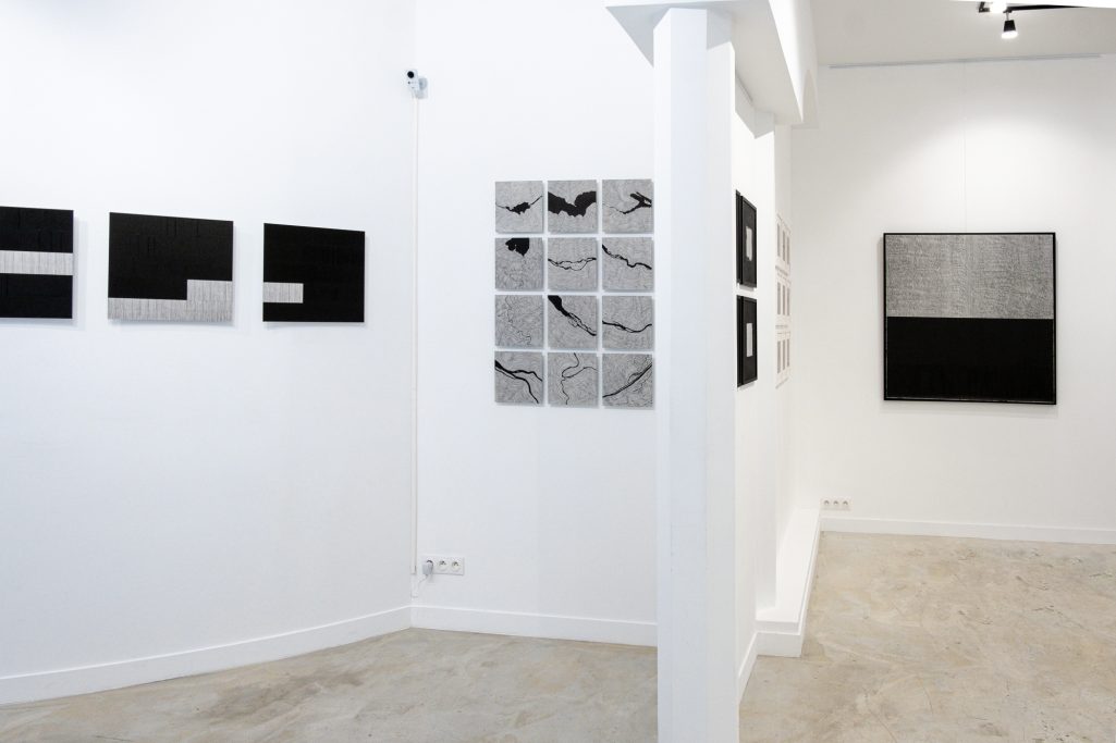 Accrochage de l'Exposition "Ode to lines", par Alena Olasyuk, présentée à H.D Galerie, 45 Rue Vivienne, Paris 2, Octobre 2024 Accrochage de l'Exposition "Ode to lines", par Alena Olasyuk, présentée à H.D Galerie, 45 Rue Vivienne, Paris 2, Octobre 2024