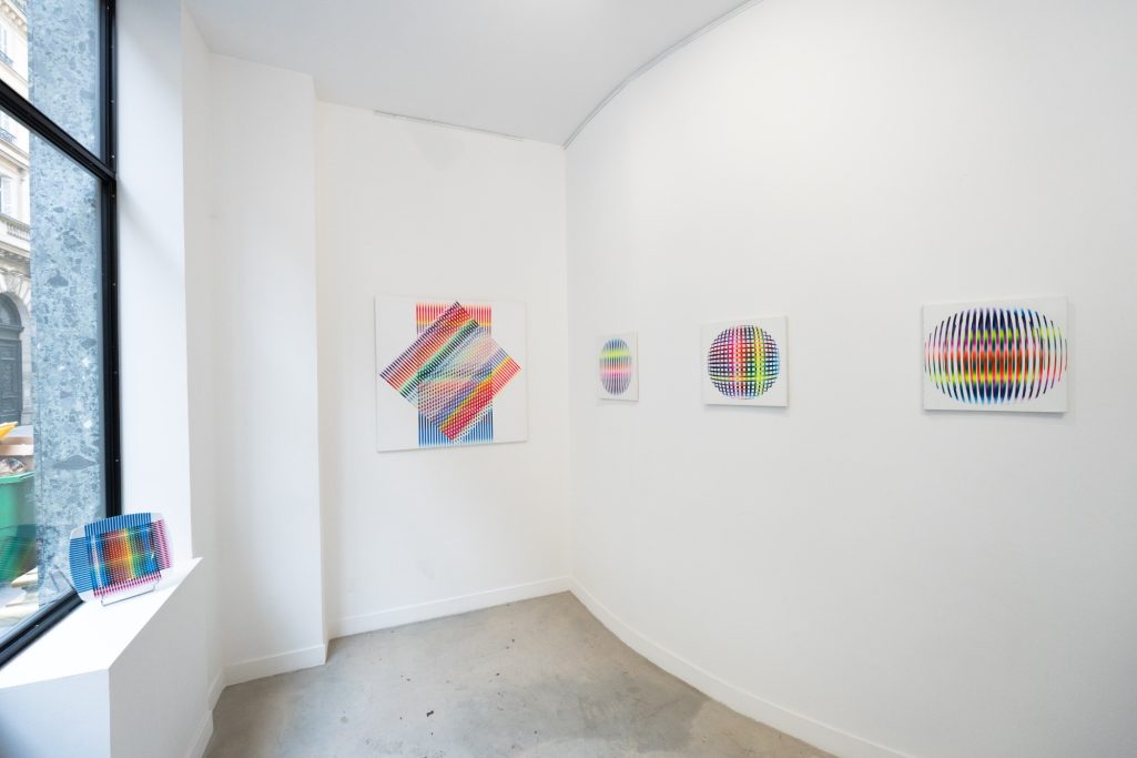 Accrochage de l'exposition "Souviens-toi du futur" par l'artiste Nicolas Panayotou, H.D Galerie, 45 Rue Vivienne, Paris 2, Octobre 2025