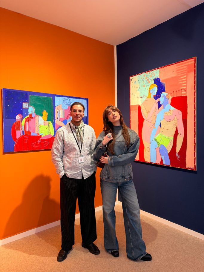 Hamza Djelassi et l'artiste Koukla Lapidus lors du vernissage de Xavier de Vilmorin à la Moderne Art Fair 2026 à Paris.
