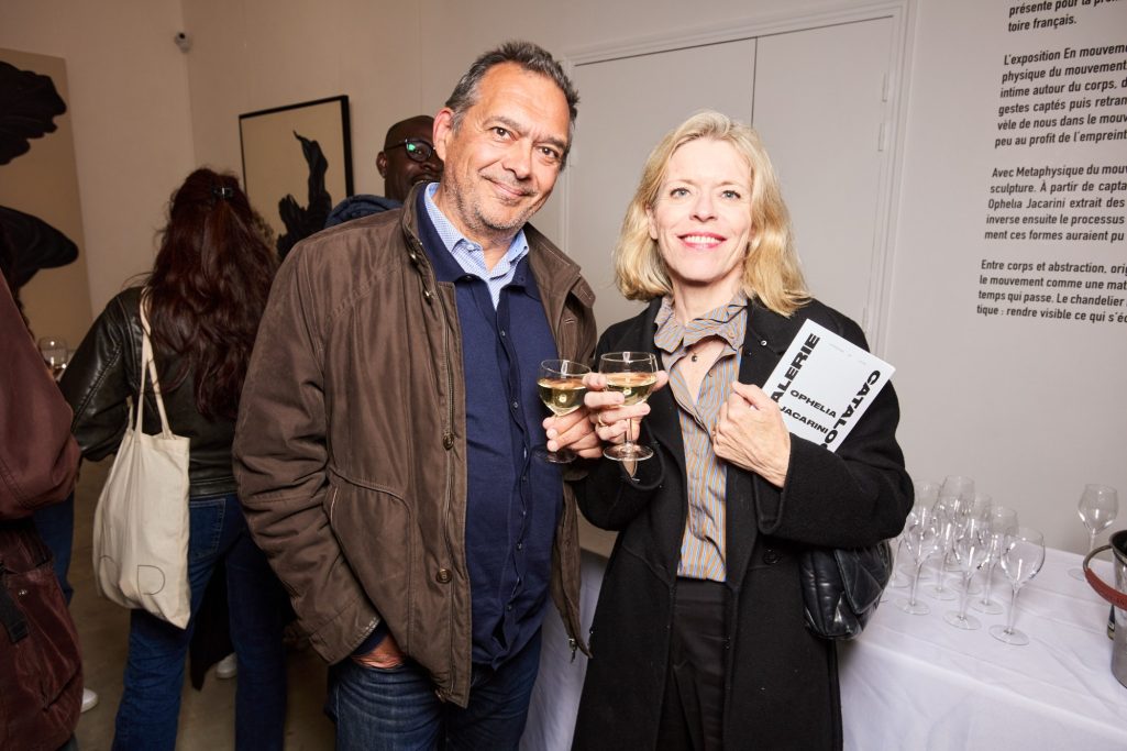 Collectionneur — Vernissage En mouvement Collectionneur lors du vernissage de l’exposition En mouvement d’Ophelia Jacarini chez H.D Galerie à Paris