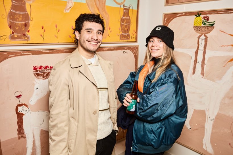 Rizz — Soleil d’hiver, H.D Galerie Paris Invités devant les œuvres de Rizz lors du vernissage Soleil d’hiver