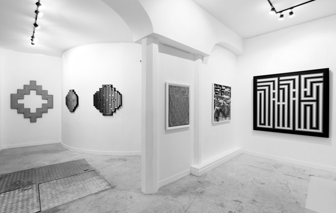 Accrochage de l'exposition " Révélations " par l'artiste L'Atlas, H.D Galerie, 45 Rue Vivienne, Paris 2, Mars - Avril 2025