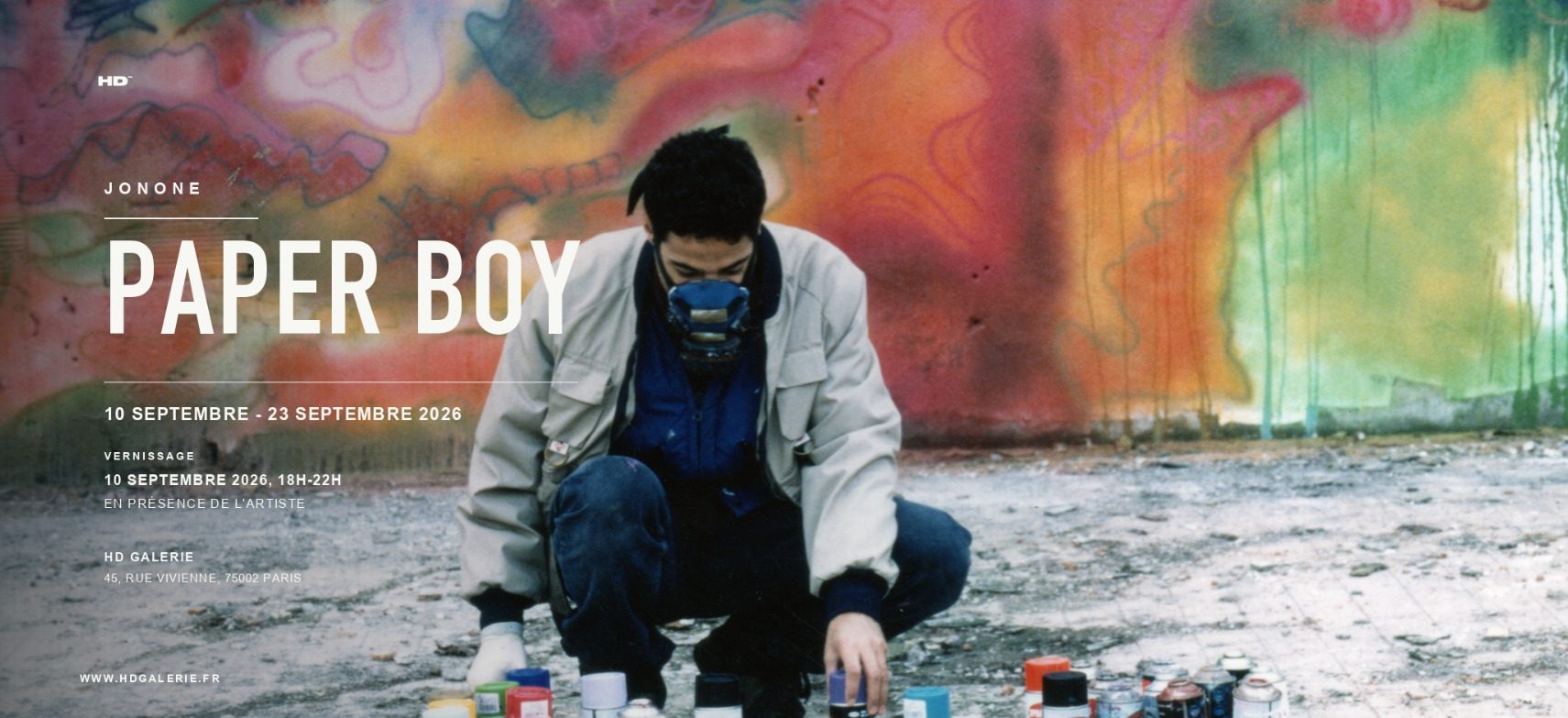 Bannière de l’exposition « Paper Boy » de JonOne : l’artiste devant une fresque colorée, à la HD Galerie, Paris.