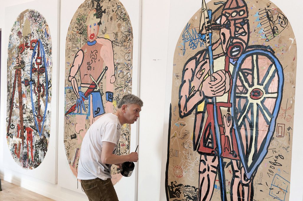 Robert Combas - Œuvre monumentale Robert Combas devant une œuvre monumentale, artiste de la Figuration Libre