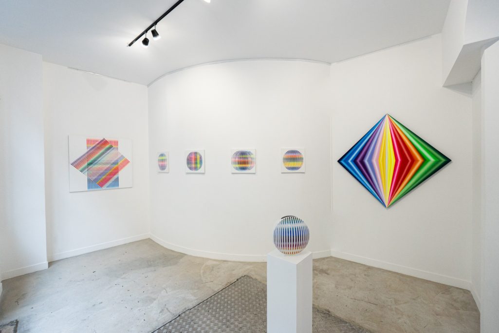 Accrochage de l'exposition "Souviens-toi du futur" par l'artiste Nicolas Panayotou, H.D Galerie, 45 Rue Vivienne, Paris 2, Octobre 2025