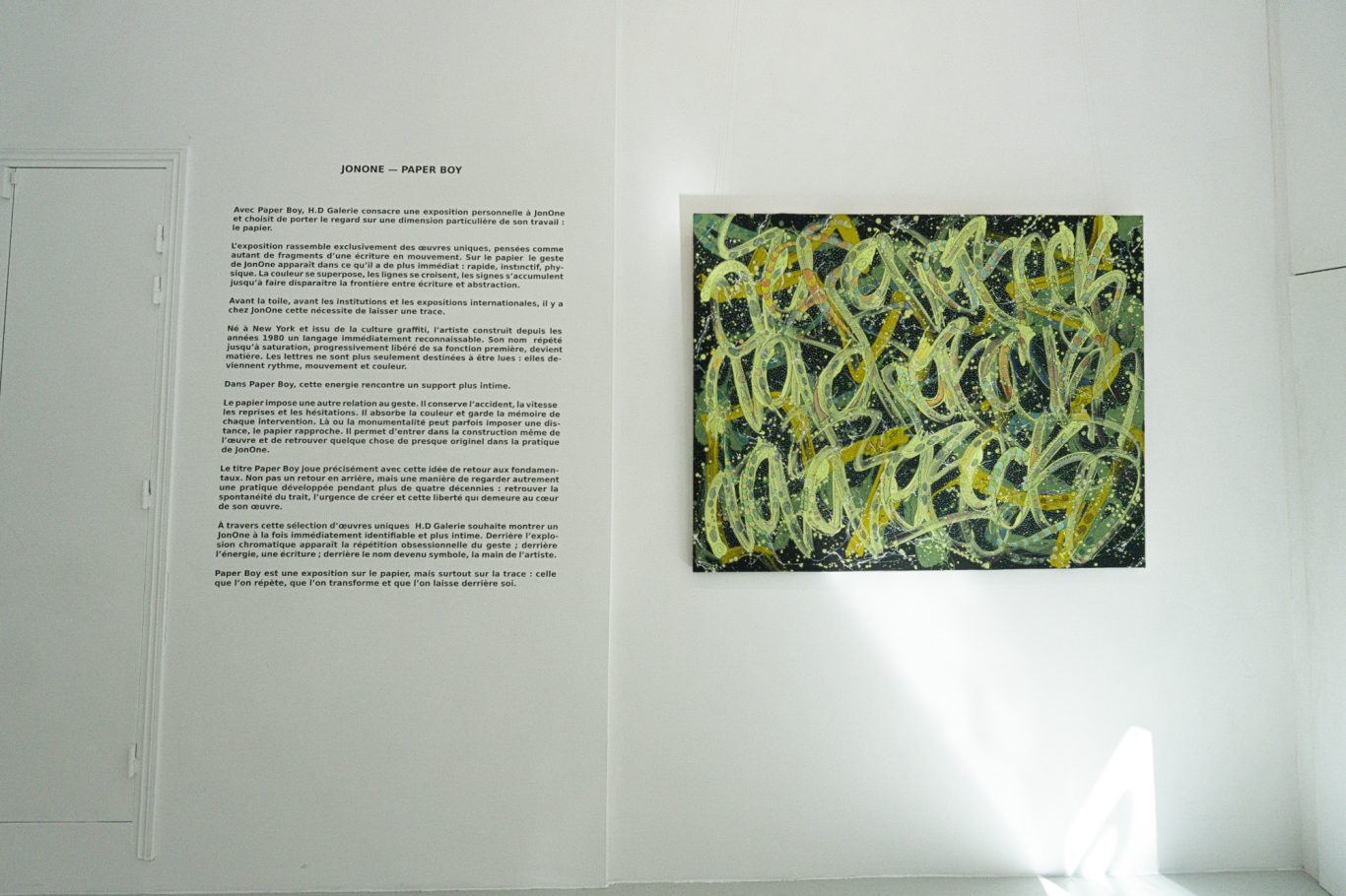 Texte de présentation de l’exposition à côté d’une œuvre de JonOne