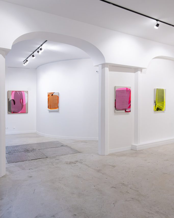 Accrochage de l'Exposition "Unplanned Decisions" par Alex Kuznetsov, H.D Galerie, 45 Rue Vivienne, Paris 2, janvier - février 2025 Accrochage de l'Exposition "Unplanned Decisions" par Alex Kuznetsov, H.D Galerie, 45 Rue Vivienne, Paris 2, janvier - février 2025