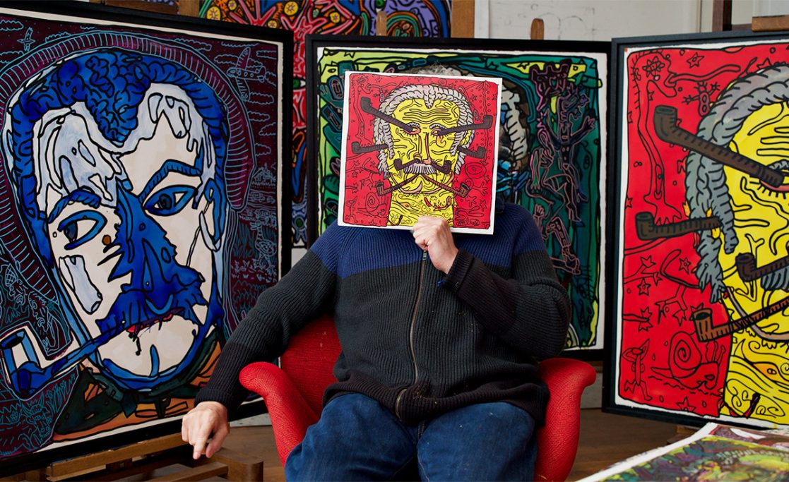 Robert Combas - Atelier Robert Combas dans son atelier devant une œuvre colorée