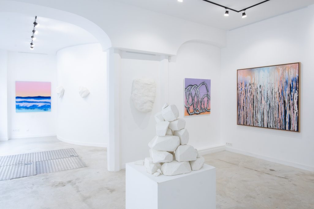 Accrochage de l'exposition "Au-delà du réel" par l'artiste TANC, H.D Galerie, 45 Rue Vivienne, Paris 2, Juin-Juillet 2024 Accrochage de l'exposition "Au-delà du réel" par l'artiste TANC, H.D Galerie, 45 Rue Vivienne, Paris 2, Juin-Juillet 2024