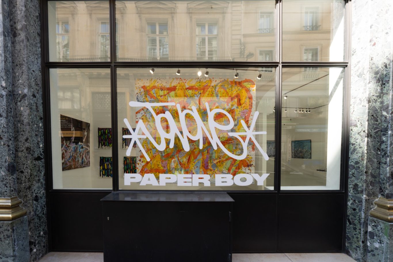 Vitrine de H.D Galerie présentant l’affiche de l’exposition Paper Boy de JonOne.