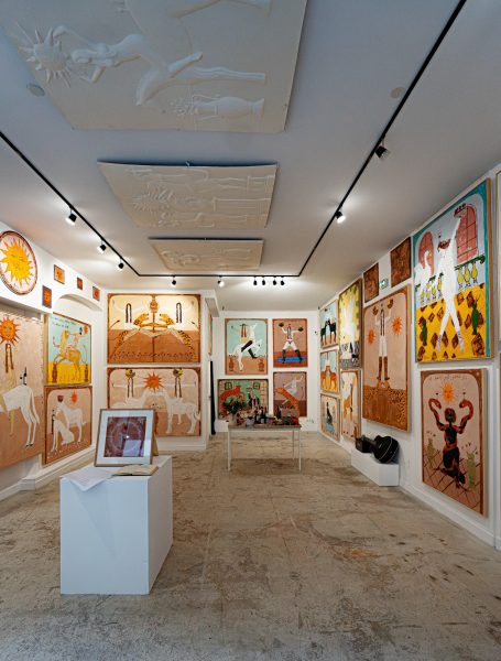 Accrochage de l'exposition Soleil d'hiver chez H.D Galerie