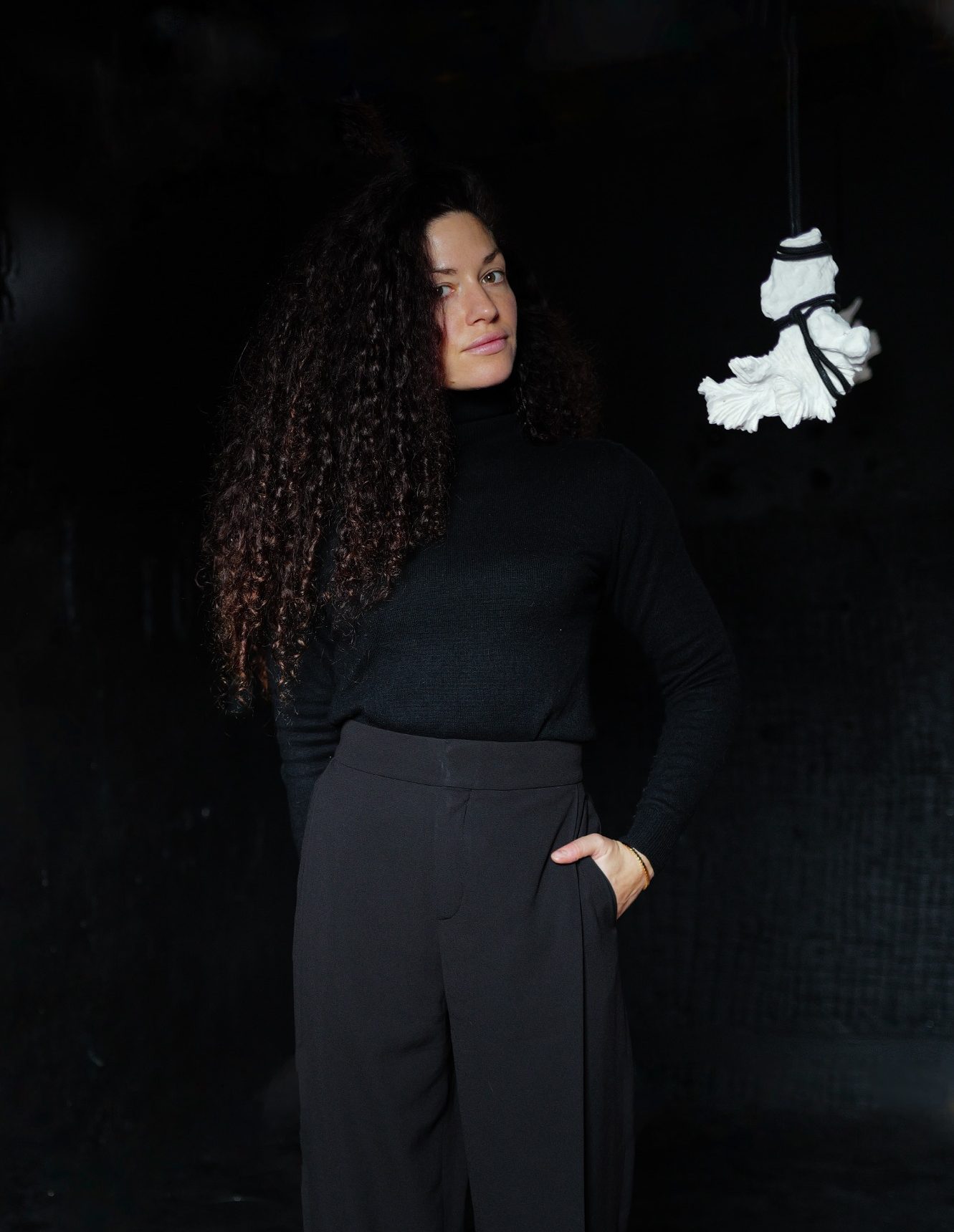 Portrait de l'artiste Ophelia Jacarini, présentée à H.D Galerie, Exposition " En Mouvement ", 45 Rue Vivienne, Paris 2, Mai 2026