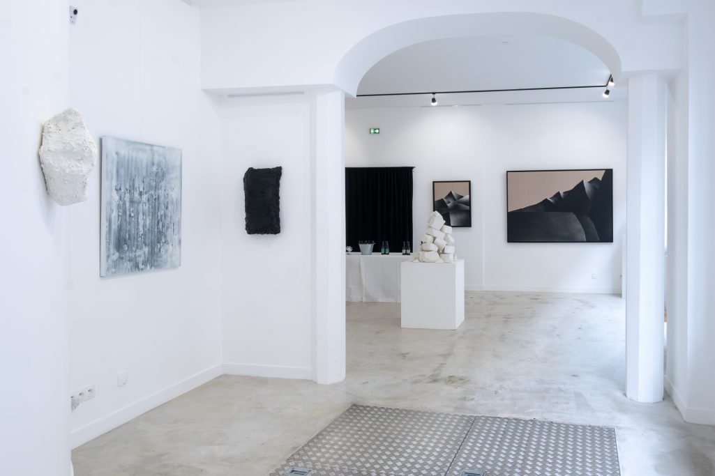 Accrochage de l'exposition "Au-delà du réel" par l'artiste TANC, H.D Galerie, 45 Rue Vivienne, Paris 2, Juin-Juillet 2024 Accrochage de l'exposition "Au-delà du réel" par l'artiste TANC, H.D Galerie, 45 Rue Vivienne, Paris 2, Juin-Juillet 2024
