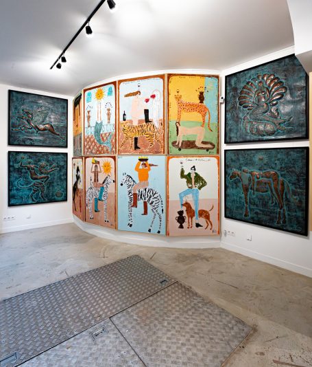 Vue de salle de l'exposition Soleil d'hiver avec peintures et sculpture