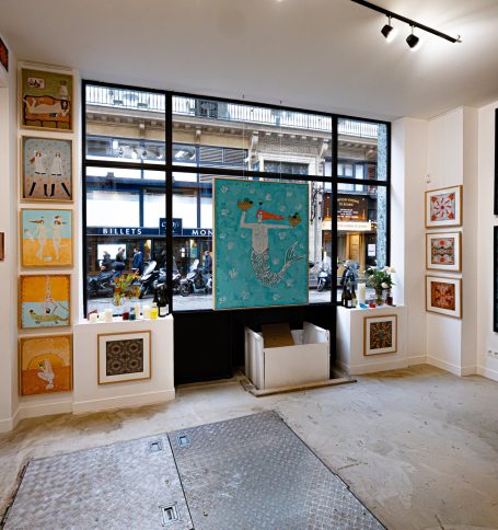Vue de la vitrine et des œuvres de l'exposition Soleil d'hiver à Paris