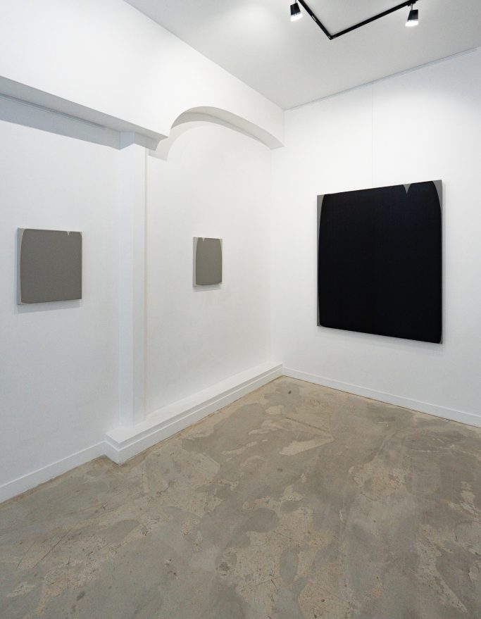 Accrochage de l'Exposition "Gravity" par Alex Kuznetsov, Duo Show, H.D Galerie, 45 Rue Vivienne, Paris 2, janvier - février 2025 Accrochage de l'Exposition "Gravity" par Alex Kuznetsov, Duo Show, H.D Galerie, 45 Rue Vivienne, Paris 2, janvier - février 2025