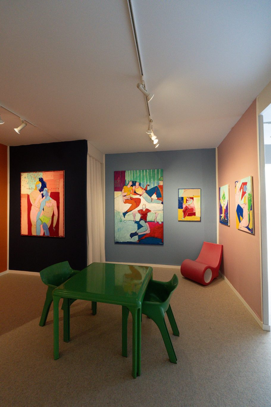 Vue du stand de Xavier de Vilmorin à la Moderne Art Fair 2026 à Paris, avec plusieurs peintures figuratives exposées par H.D Galerie.