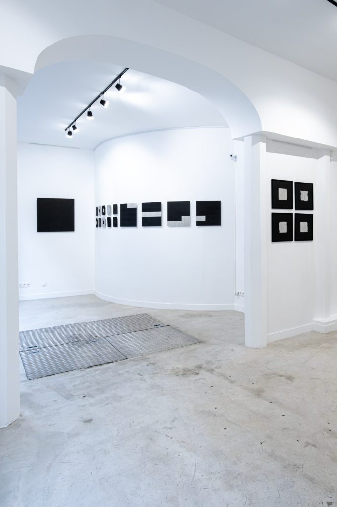 Accrochage de l'Exposition "Ode to lines", par Alena Olasyuk, présentée à H.D Galerie, 45 Rue Vivienne, Paris 2, Octobre 2024 Accrochage de l'Exposition "Ode to lines", par Alena Olasyuk, présentée à H.D Galerie, 45 Rue Vivienne, Paris 2, Octobre 2024