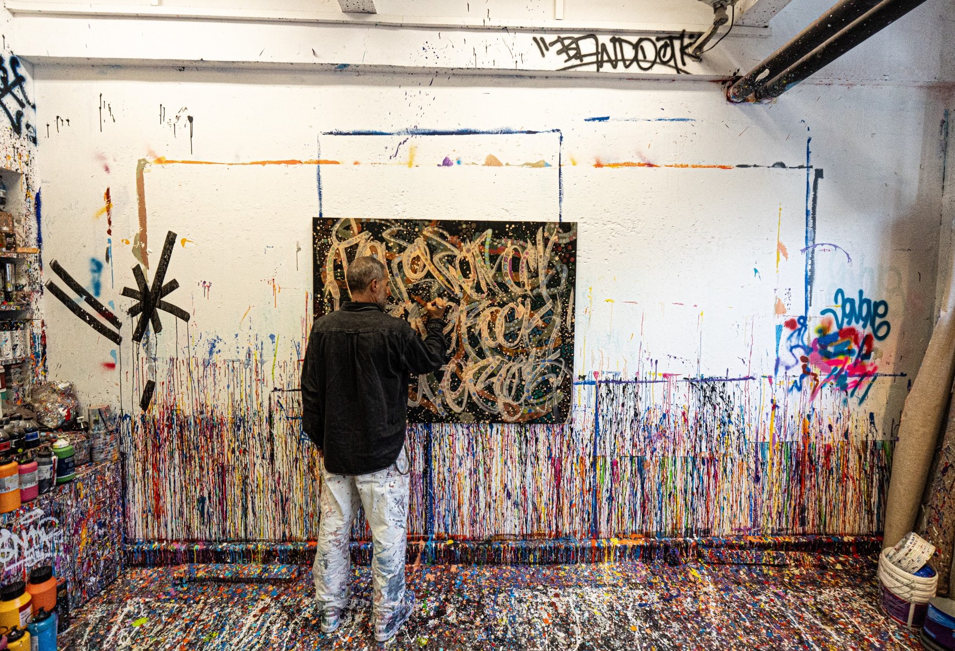 Atelier de JonOne lors de la préparation de l’exposition Paper Boy chez H.D Galerie à Paris 