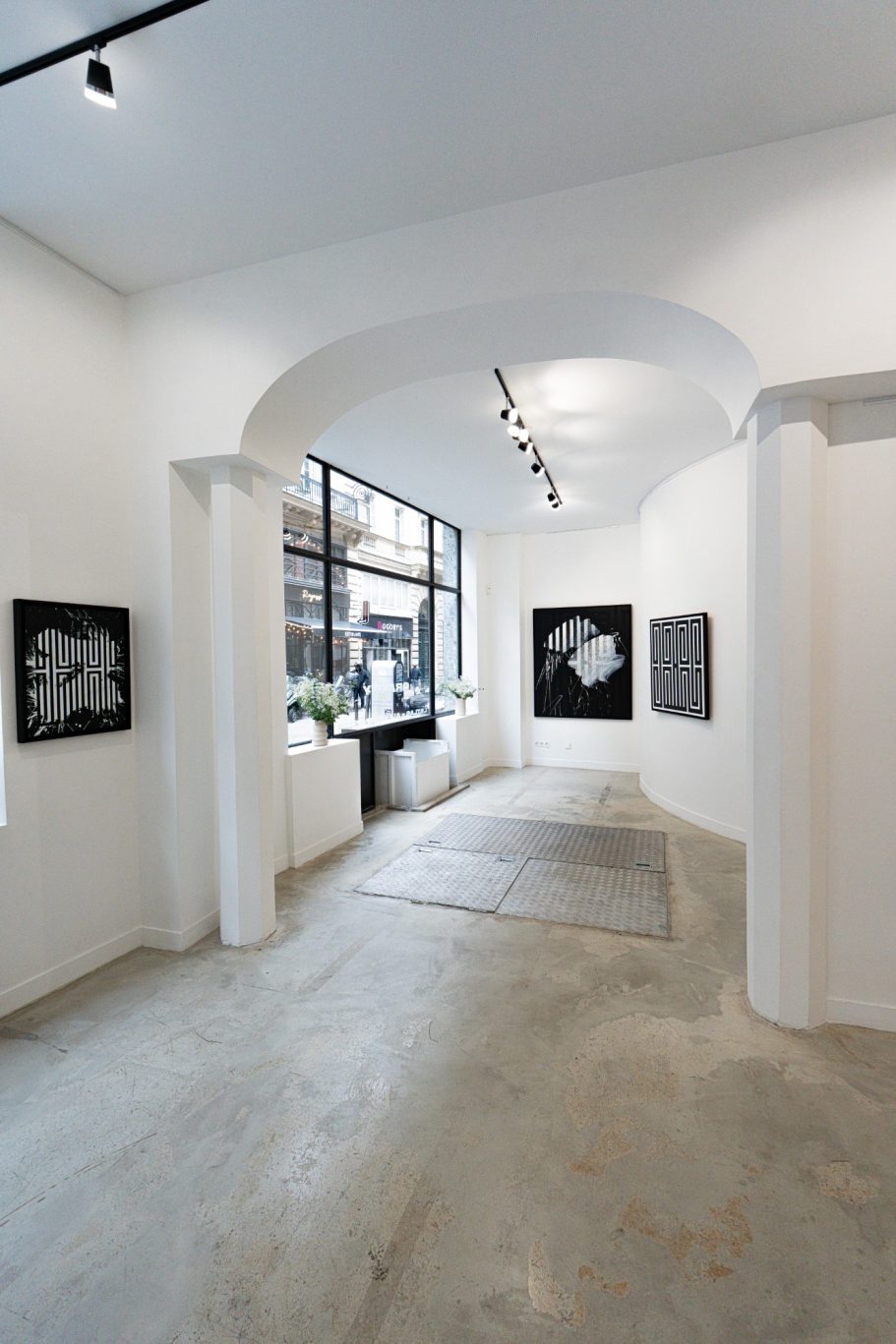 Accrochage de l'exposition Gravity chez H.D Galerie