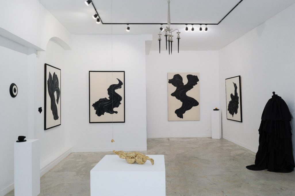 Accrochage de l'exposition "En Mouvement" d'Ophelia Jacarini, H.D Galerie, 45 Rue Vivienne, Paris 2, Mai 2026