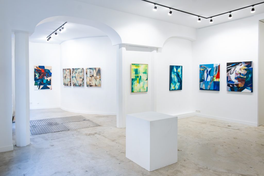Accrochage de l'Exposition "Interférences" en duo Show, par Pavel Rtue, présentée à H.D Galerie, 45 Rue Vivienne, Paris 2, Novembre 2024