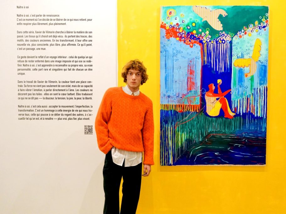 Portrait de Xavier de Vilmorin devant ses œuvres lors de l’exposition Naître à soi