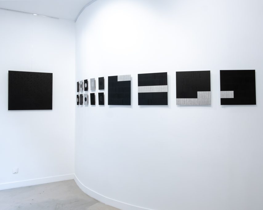 Accrochage de l'Exposition "Ode to lines", par Alena Olasyuk, présentée à H.D Galerie, 45 Rue Vivienne, Paris 2, Octobre 2024 Accrochage de l'Exposition "Ode to lines", par Alena Olasyuk, présentée à H.D Galerie, 45 Rue Vivienne, Paris 2, Octobre 2024