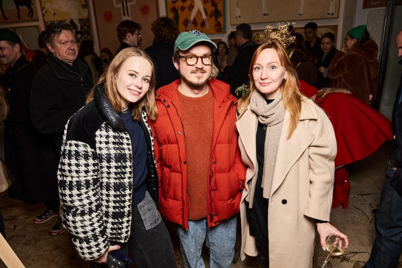 Rizz — Soleil d’hiver, H.D Galerie Paris Invités devant les œuvres de Rizz lors du vernissage Soleil d’hiver