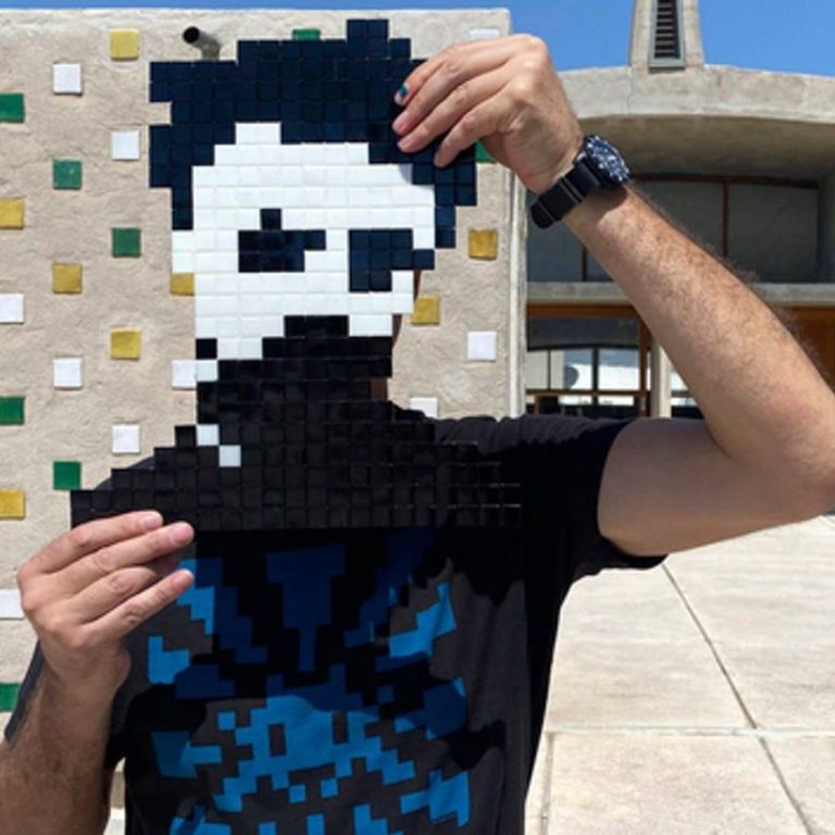 Invader, l'artiste urbain français célèbre pour ses mosaïques inspirées de Space Invaders. H.D Galerie, 45 Rue Vivienne, Paris 2