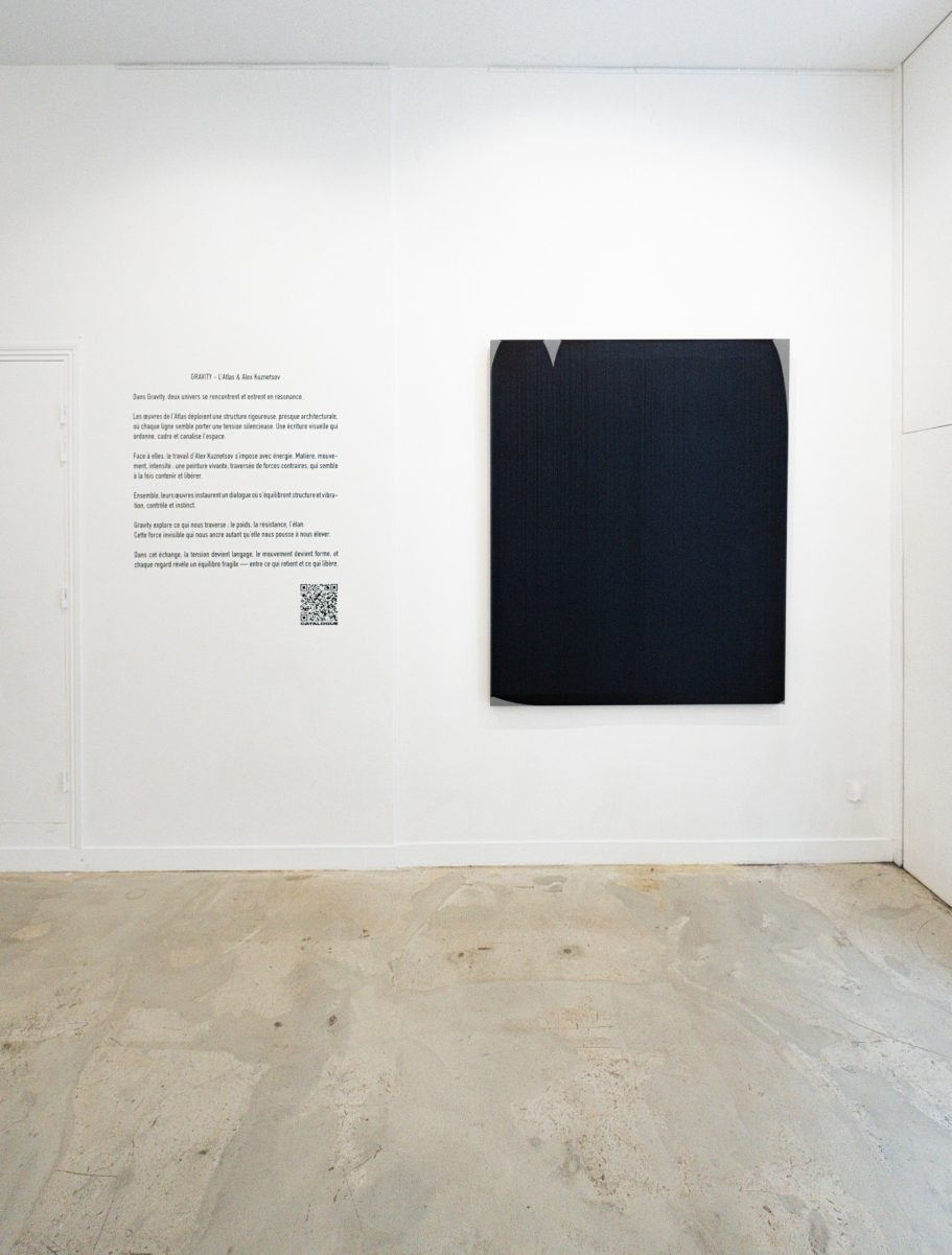 Vue de l'exposition Gravity avec œuvres de Alex Kuznetsov