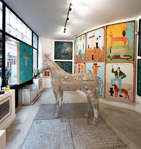 Vue de l'exposition Soleil d'hiver avec sculpture de cheval