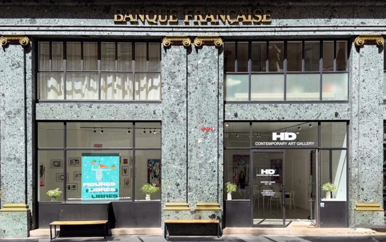Texte alternatif
Façade de H.D Galerie au 45 rue Vivienne à Paris pendant l’exposition Figures libres.