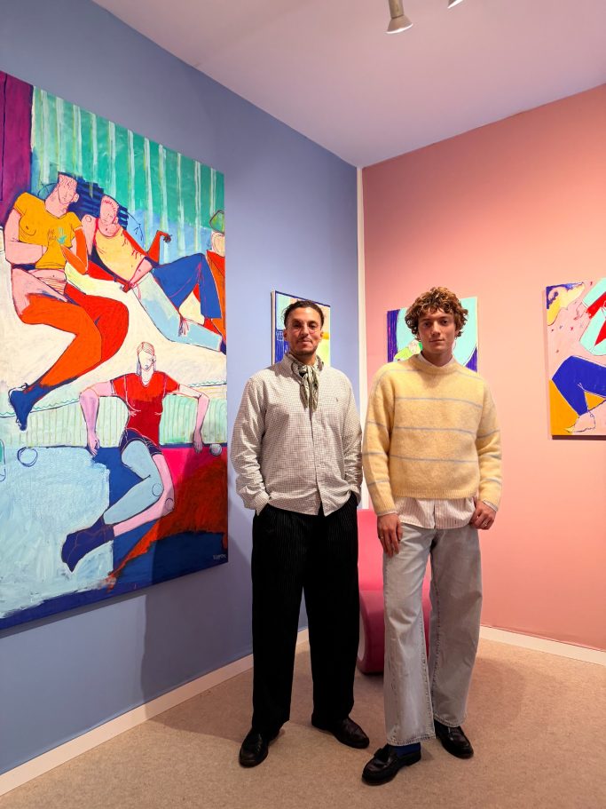 Xavier de Vilmorin et Hamza Djelassi sur le stand de H.D Galerie lors du vernissage de la Moderne Art Fair 2026 à Paris.