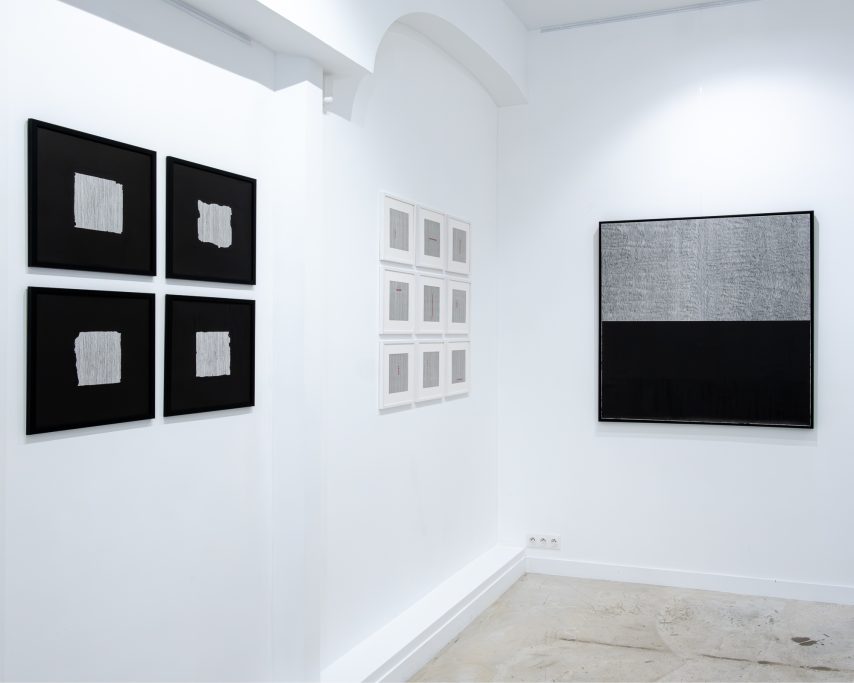 Accrochage de l'Exposition "Ode to lines", par Alena Olasyuk, présentée à H.D Galerie, 45 Rue Vivienne, Paris 2, Octobre 2024 Accrochage de l'Exposition "Ode to lines", par Alena Olasyuk, présentée à H.D Galerie, 45 Rue Vivienne, Paris 2, Octobre 2024