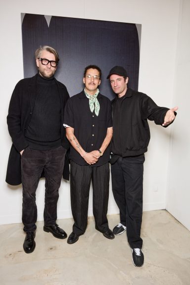 Les artistes et le galeriste au vernissage L'Atlas, Hamza Djelassi et Alex Kuznetsov lors du vernissage de Gravity